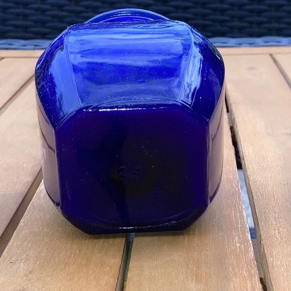 Vintage scented candle in blue glass jar - Picture 2 of 10